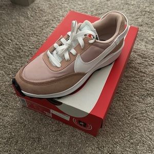 Nike waffle tennis shoes